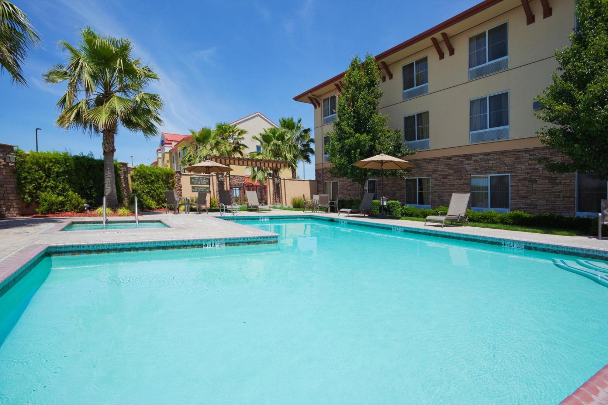 Holiday Inn Express Turlock By Ihg Exterior foto