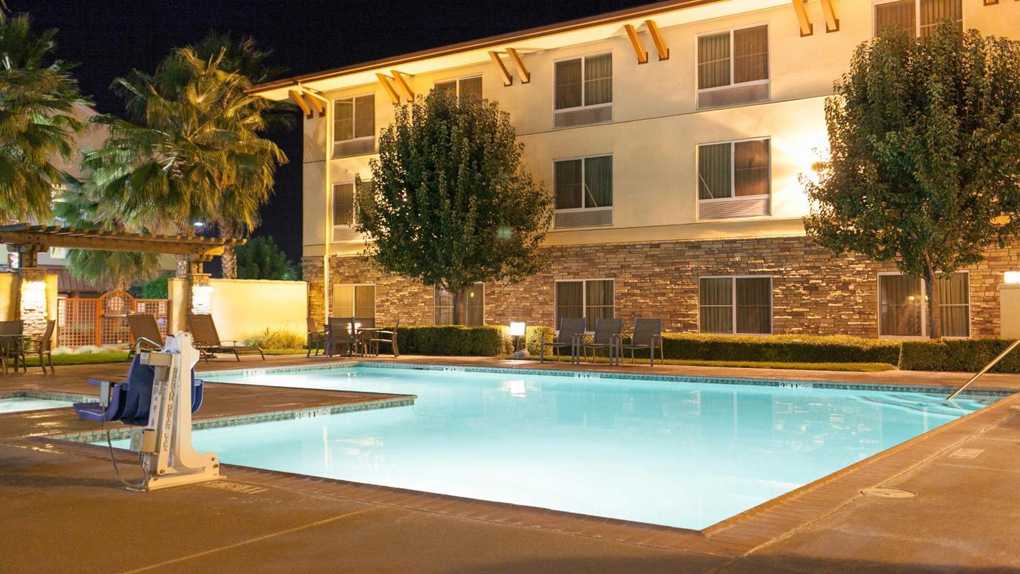 Holiday Inn Express Turlock By Ihg Exterior foto