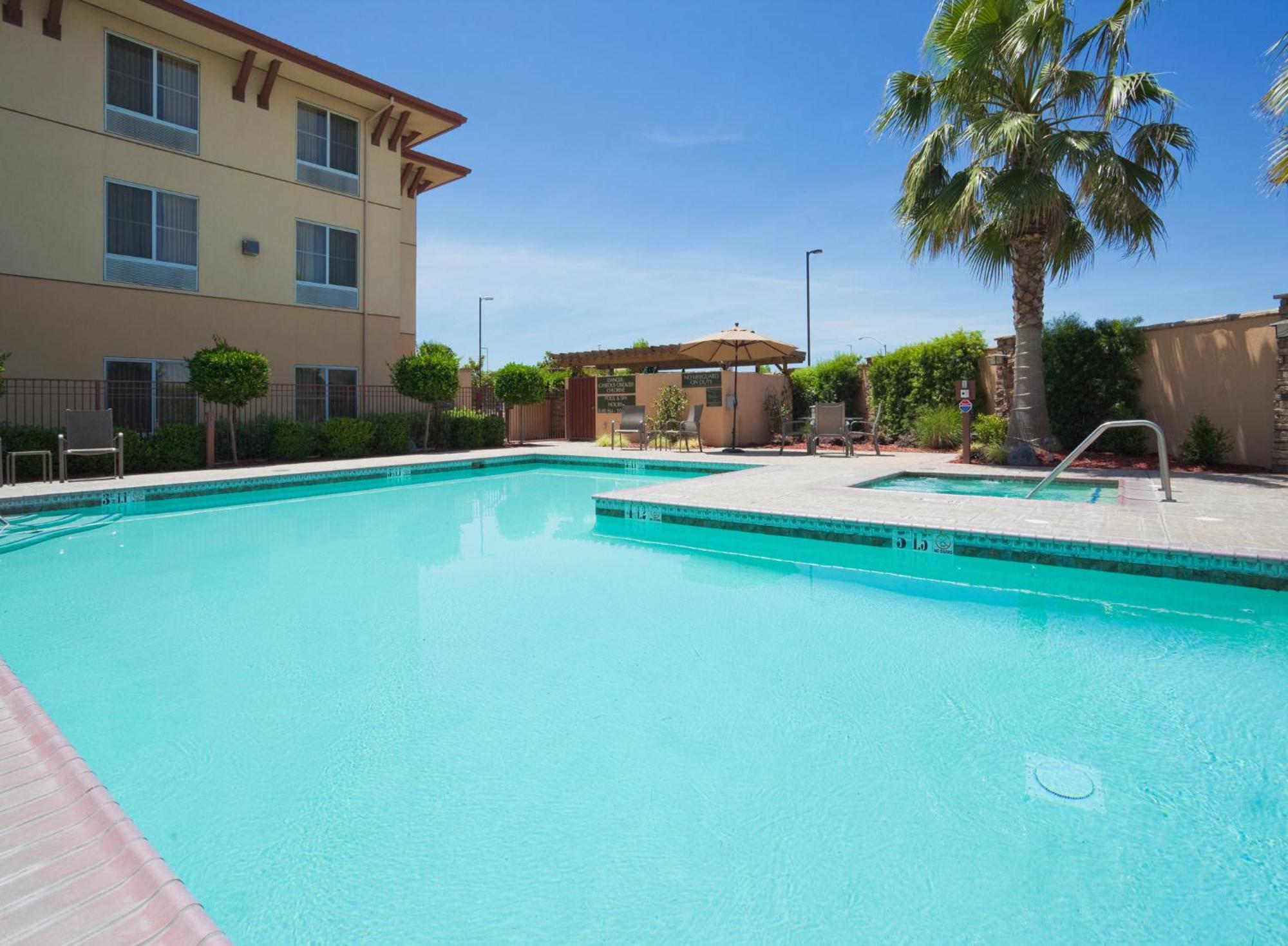 Holiday Inn Express Turlock By Ihg Exterior foto